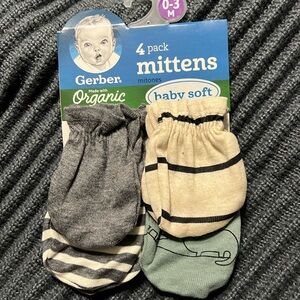 *NWT* Gerber 4 pack of Organic Cotton Mittens 0-3 Months